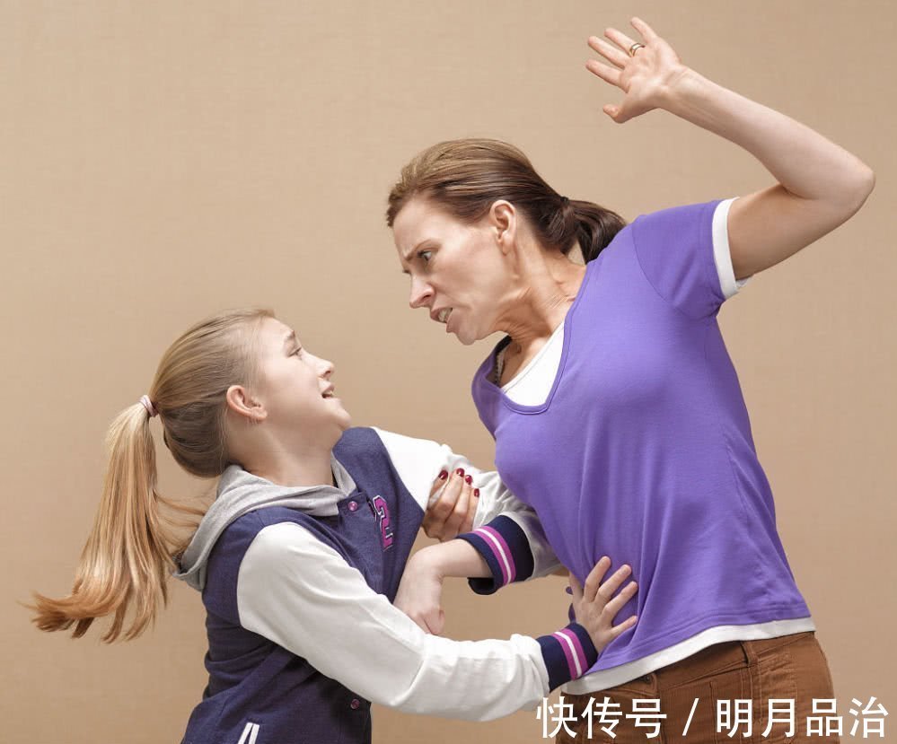 心理|孩子挨打时，若有三种反应，暗示心理已出问题，父母不停手很危险
