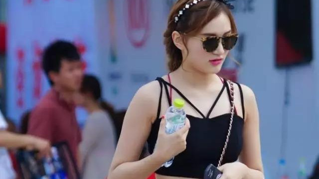 打扮|戴墨镜的白净动人美女, 时尚的打扮, 天生丽质长的好水灵啊