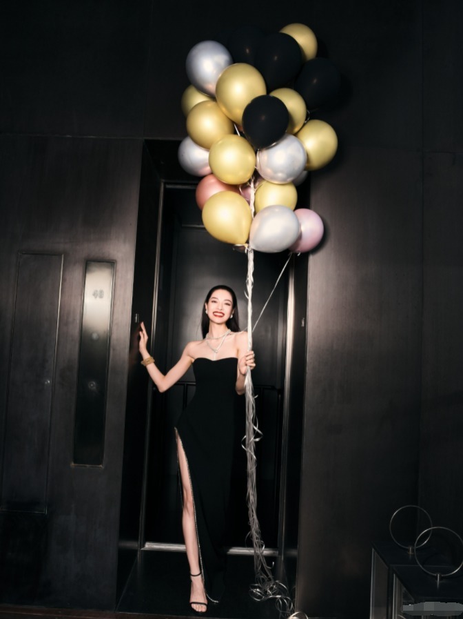 国际范|钟楚曦的“腰臀比”太完美，穿黑色抹胸礼服高贵精致，国际范十足