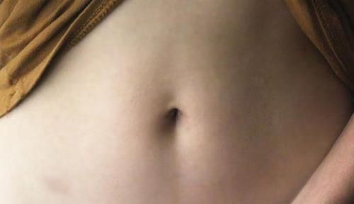 泥垢|肚脐眼里面的黑泥,怎么那么臭为什么还不能直接用手抠