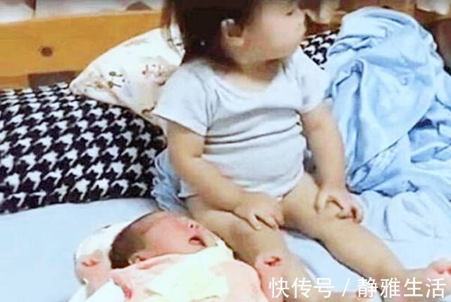 下意识|姐姐睡觉被弟弟吵醒,见妈妈没在,姐姐下意识的举动让人暖心