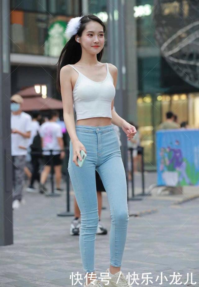 牛仔裤|抹胸吊带上衣,搭配天蓝色牛仔裤,给人一种邻家小妹的甜美气息