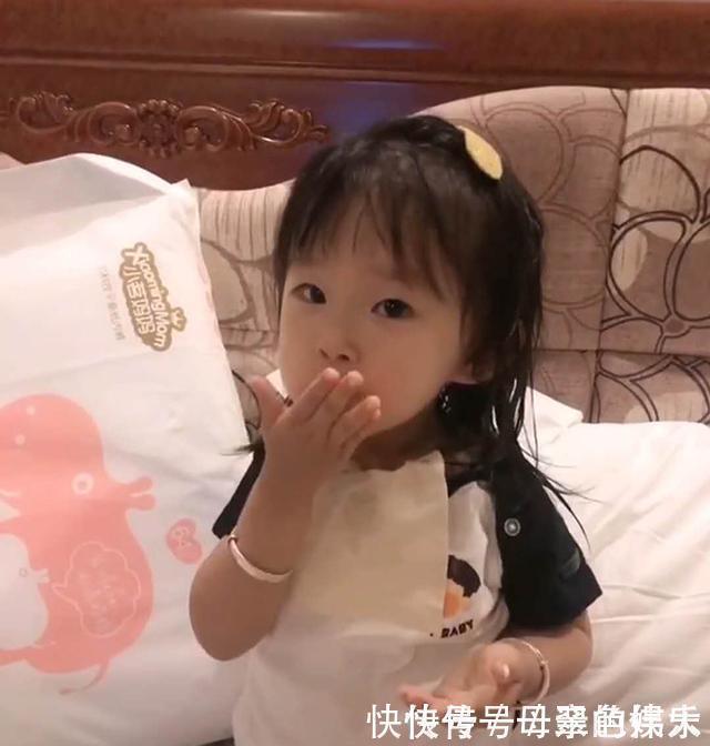 孩子|女儿第一次住酒店,“拘谨”表现笑翻妈妈,网友可爱的过分