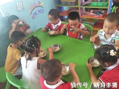 老人|3岁孩子还不会自己吃饭,老人说到幼儿园就自然会自己吃了,是真的吗?