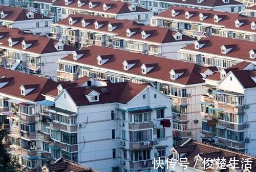 城区|新型住房来了，城区太“抢手”，郊区卖不完，买房留个“心眼”
