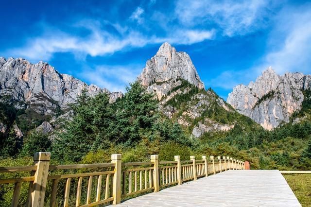 甘南保留了个“处女地”风景区，整日云雾缭绕，四季都像是在仙境