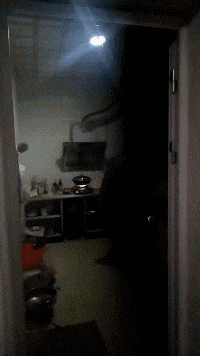 |搞笑GIF:后面的妹子,你怎么不用手推门,看着为你心疼!