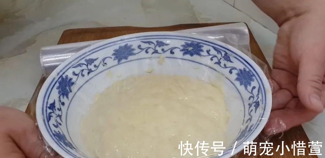 2个鸡蛋,3勺面粉,不用擀面,做出创意油炸饼,比吃油条还过瘾!