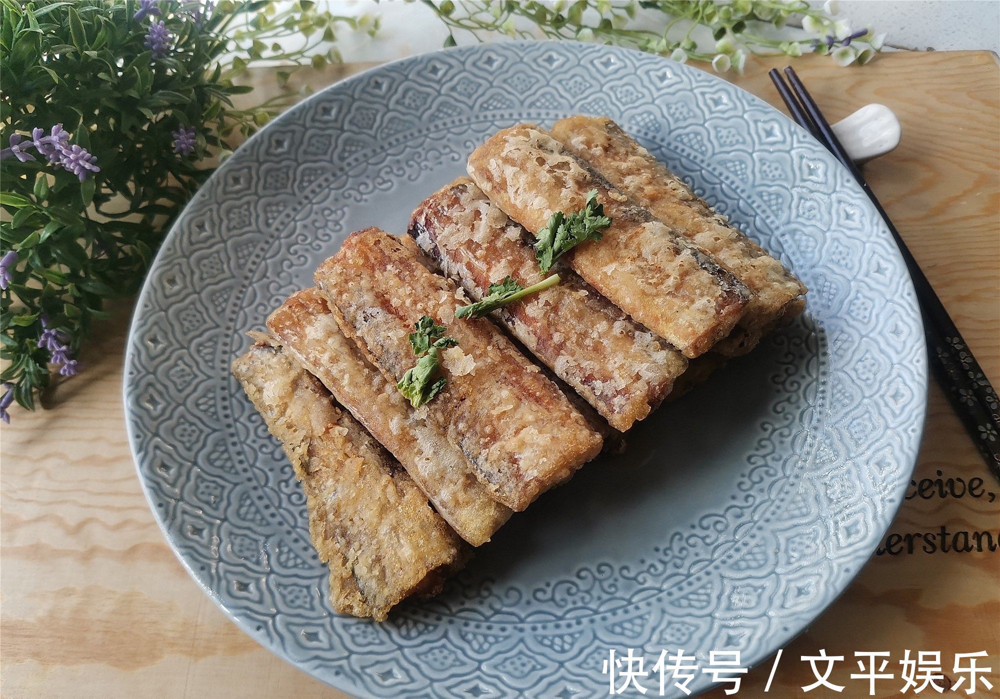 金黄|干炸带鱼的家常做法，简单实用，带鱼金黄酥香，吃的鱼刺都不剩