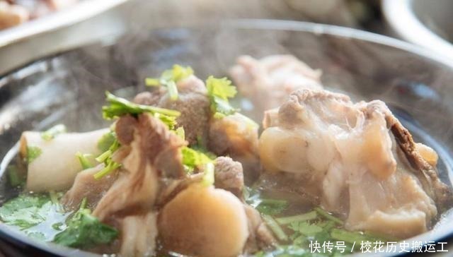 熬骨头汤时,很多人第一步就错了,难怪汤色发黑,还不香