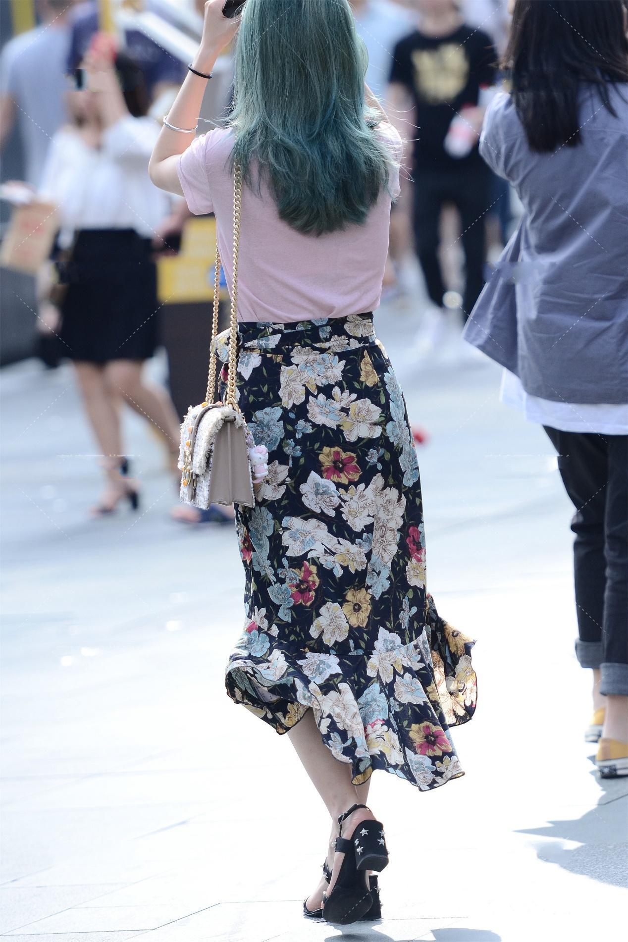 皮粉色上衣, 搭配黑色碎花裙, 青春美丽