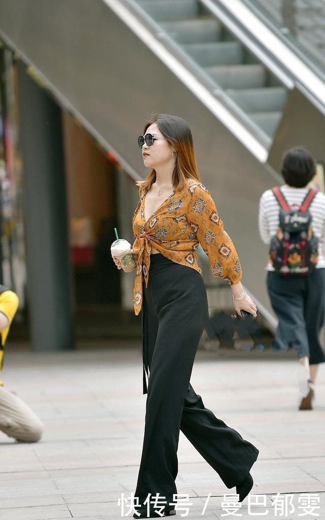 黑色|时尚穿搭:花色v领衬衫,搭配黑色阔腿裤,穿着很有淑女气质