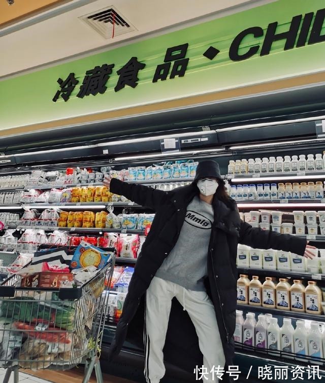 帅气感|哈妮克孜“漫画脸”超上镜!手捧青苹果微低眉,微醺妆惹人怜!