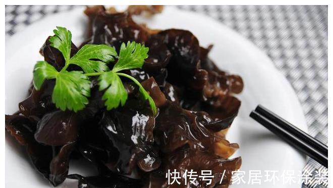 浸泡|炒木耳时,总是“噼里啪啦”响,教你3招,木耳软嫩好吃不炸锅