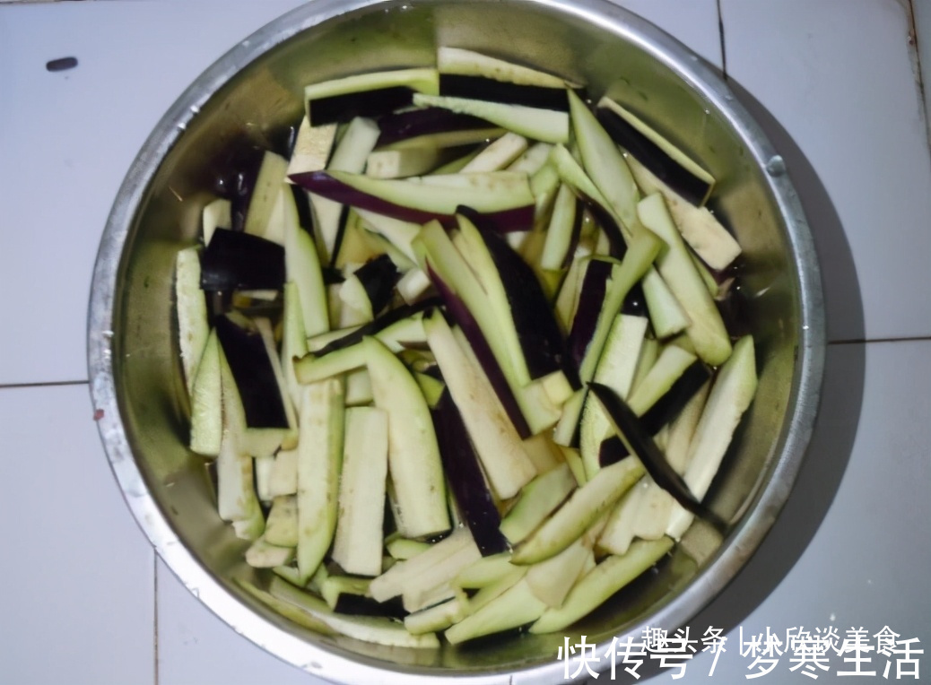 红辣椒|炒茄子先放油是不对的！饭店大厨：多加这2步，茄子不吸油不发黑