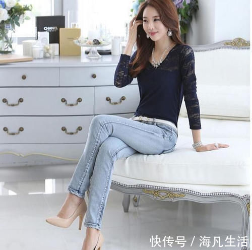 紧身穿搭 小姐姐穿上牛仔裤,紧身穿搭更具温柔的女人味,让人流连忘返!