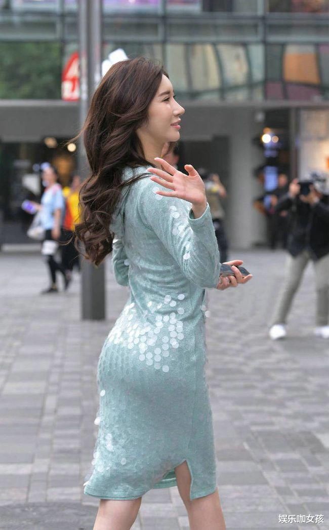 街拍美女：亮片连衣裙搭配高跟凉鞋，让美女成为街头最耀眼的明星
