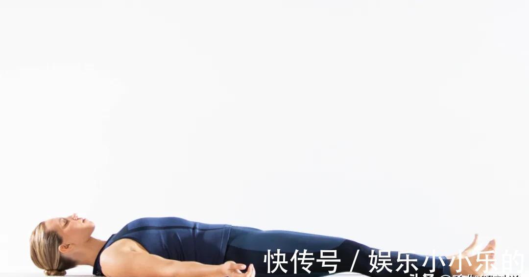 左腿|一套“高强度”晨练流瑜伽序列，20个动作，加强全身力量和体能