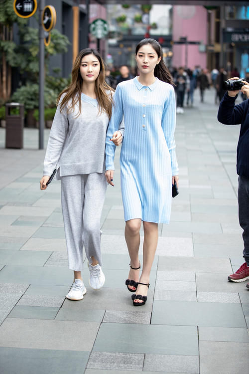 街拍美女：喇叭牛仔裤不但显腿长而且非常上镜