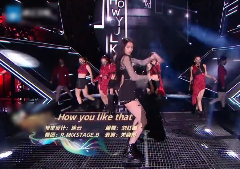 关晓彤演唱会唱跳实力惊艳，大长腿太吸睛，“腰精”实锤了