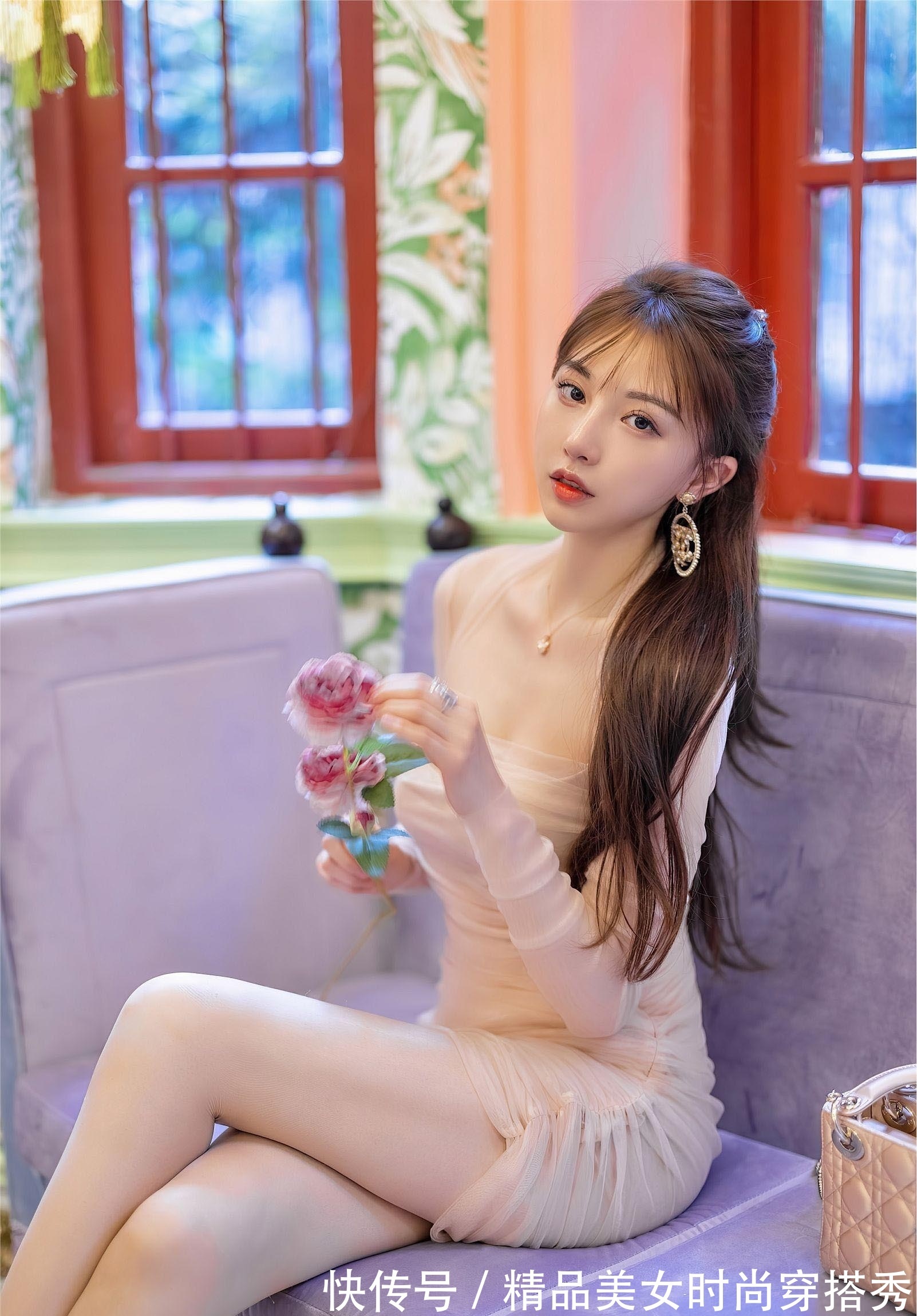 甜美|小姐姐身穿网纱修身连衣裙,甜美减龄也可以将你的小性感凸显出来