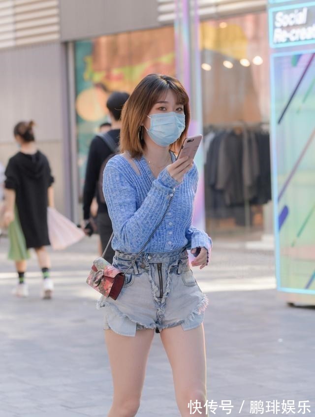 复古风 黑色迷人运动鞋搭配黑色修身打底裤,相当常见的单品,搭配基础款!