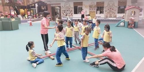  融入|踩高跷、揪尾巴……岭南文化融入幼儿园的游戏中