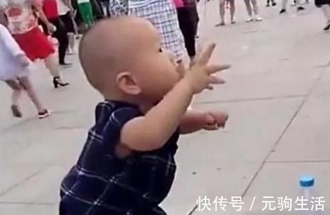 宝妈|奶奶帮出差的父母照顾孩子,回来看到宝宝的样子,宝妈笑喷了