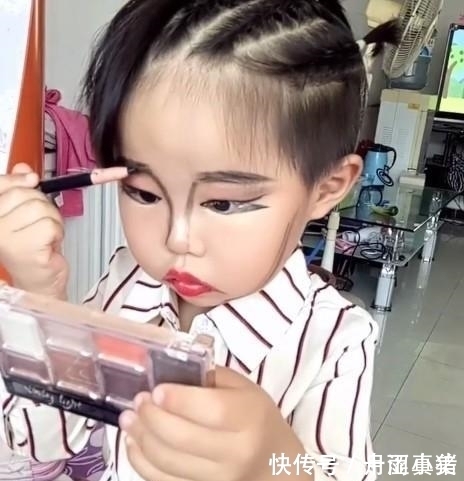 3岁超成熟女孩偷偷化妆,妆后妈妈被狠狠