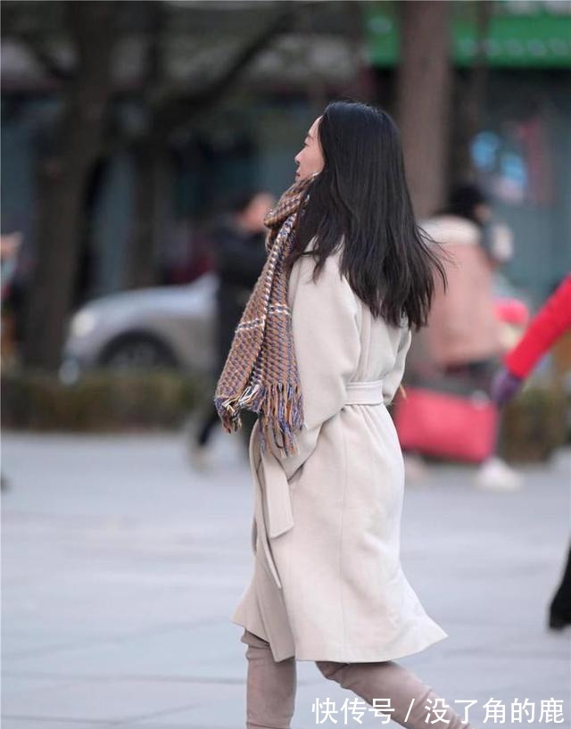 腰带|街拍穿风衣的美女们,腰带这样系才齐整,让生活更简约