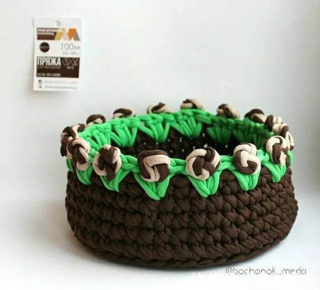 旧衣服剪几刀,制作布条线,拿来钩编收纳盒,非常实用!附教程