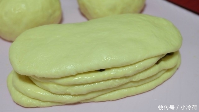 自制面包乐趣多,加上炼乳和葡萄干,又香又软味道赞,做法分享