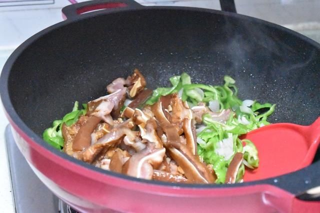 桂皮|猪身上这肉柔韧又脆富含胶质，先卤后炒味道鲜香，美容下酒棒极了