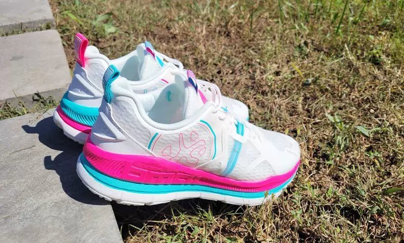 跑步 减缓冲击、低落差、耐磨损、超轻量,这双跑鞋才不到五百块?