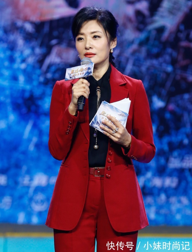 穿搭 周涛真适合穿西装,红色西服套装知性干练,配黑色衬衫利落高级