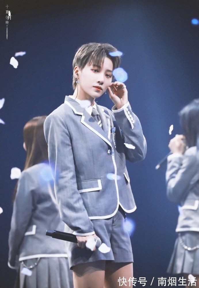 撞衫|创造营第四季和青春有你第三季练习生校服撞衫,双排扣设计赢在设计输在质感