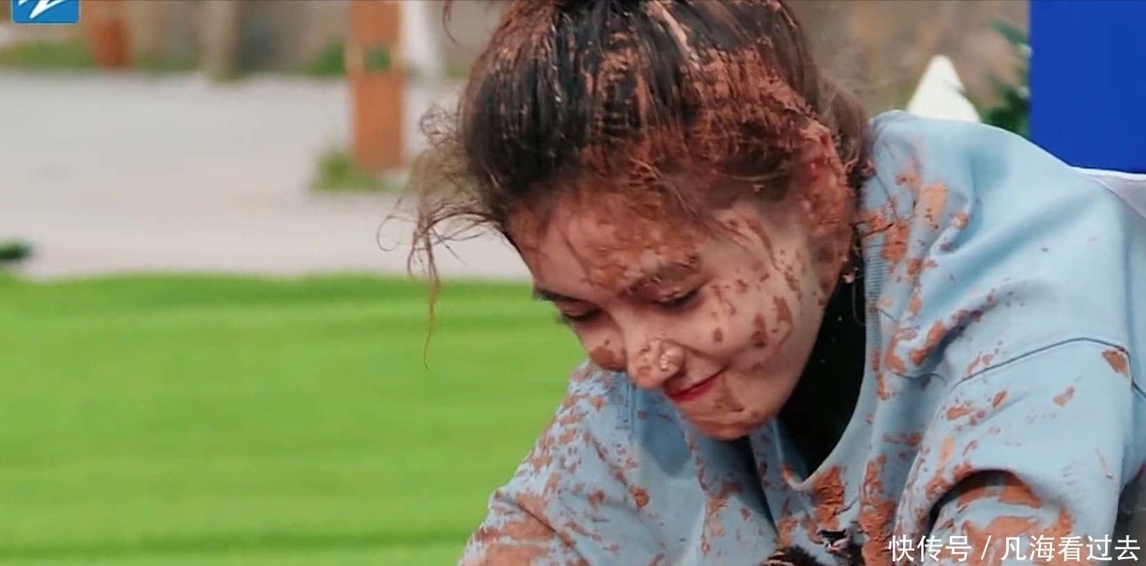 杨颖被新人用枕头打脸,看了跑男工作人员的回应,娱乐圈果然现实