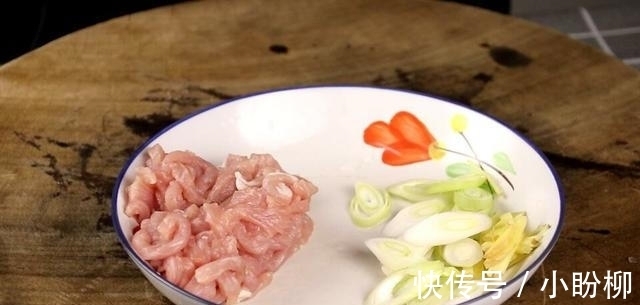 红辣椒|肉丝炒面最好吃的做法，简单几步，5分钟就出锅，比饭店的还好吃