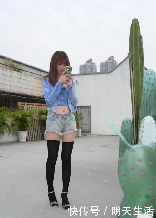 土味|黑丝搭配热裤，小姐姐的穿搭真是太性感了，让人眼前一亮！