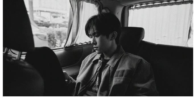 |顶流男神易烊千玺晒黑白照，吴京搞笑海报，长津湖预售已破6千万