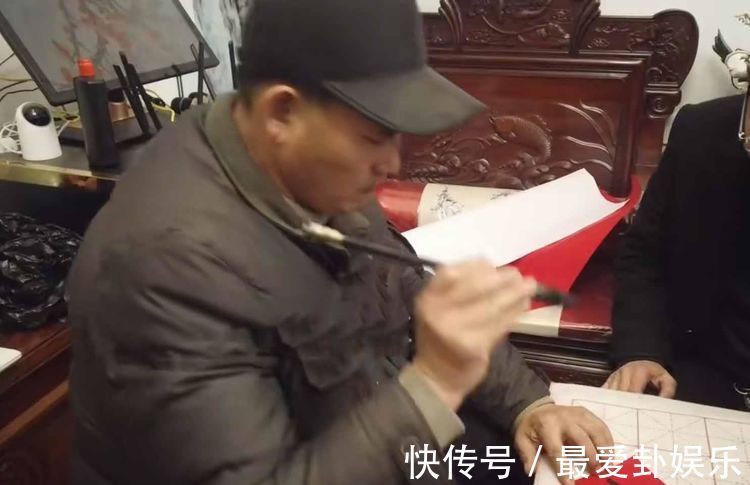 春联&大衣哥朱之文写春联冲上热搜,网友盛赞,专家:远不如二年级水平