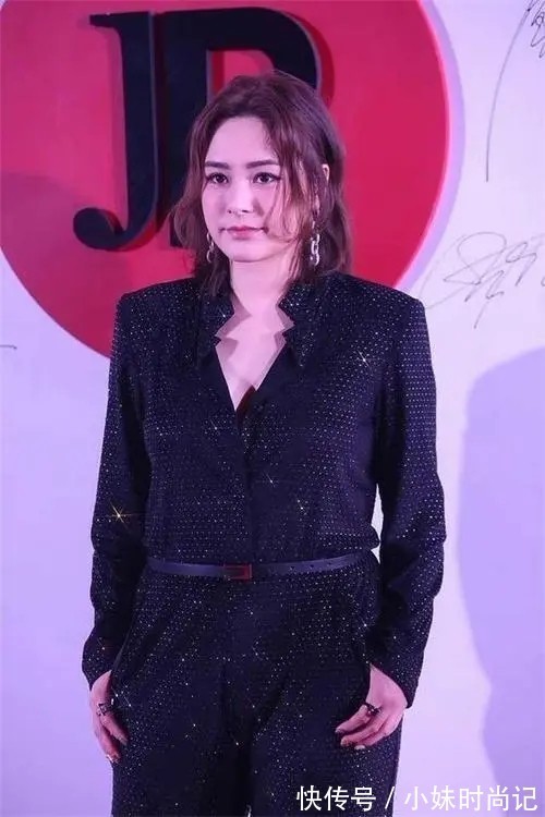 吸睛度|阿娇的40岁也太美好了,一身黑打扮虽很简单,气质高级比少女耐看