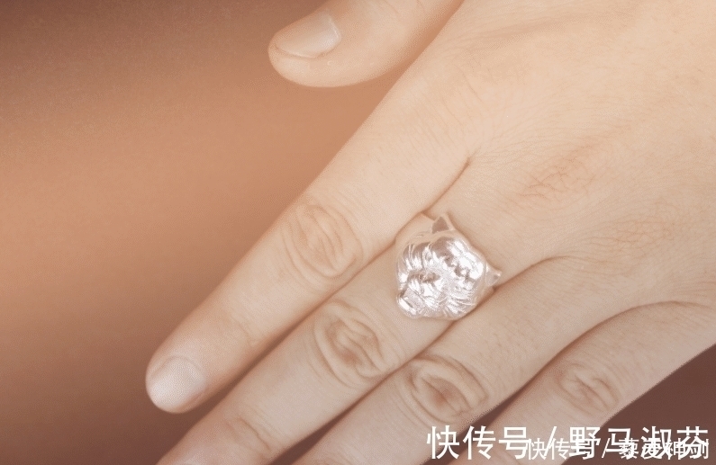 擦布#家里的金属首饰黑了,需要去店里面清洗吗?在家清理一下吧