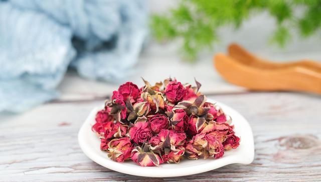 皮肤|蒲公英和它很“般配”,坚持泡水喝,排肝毒降肝火,皮肤也变好了