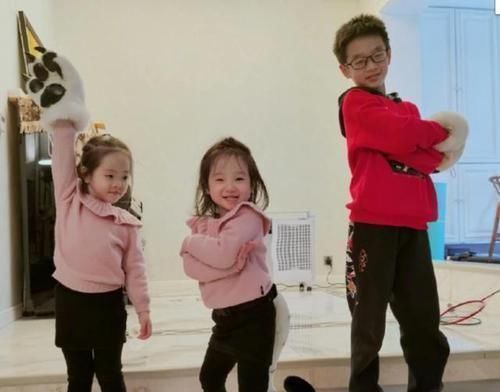 女儿|“偏心”的基因杨云的双胞胎女儿,一个清秀,一个兜齿