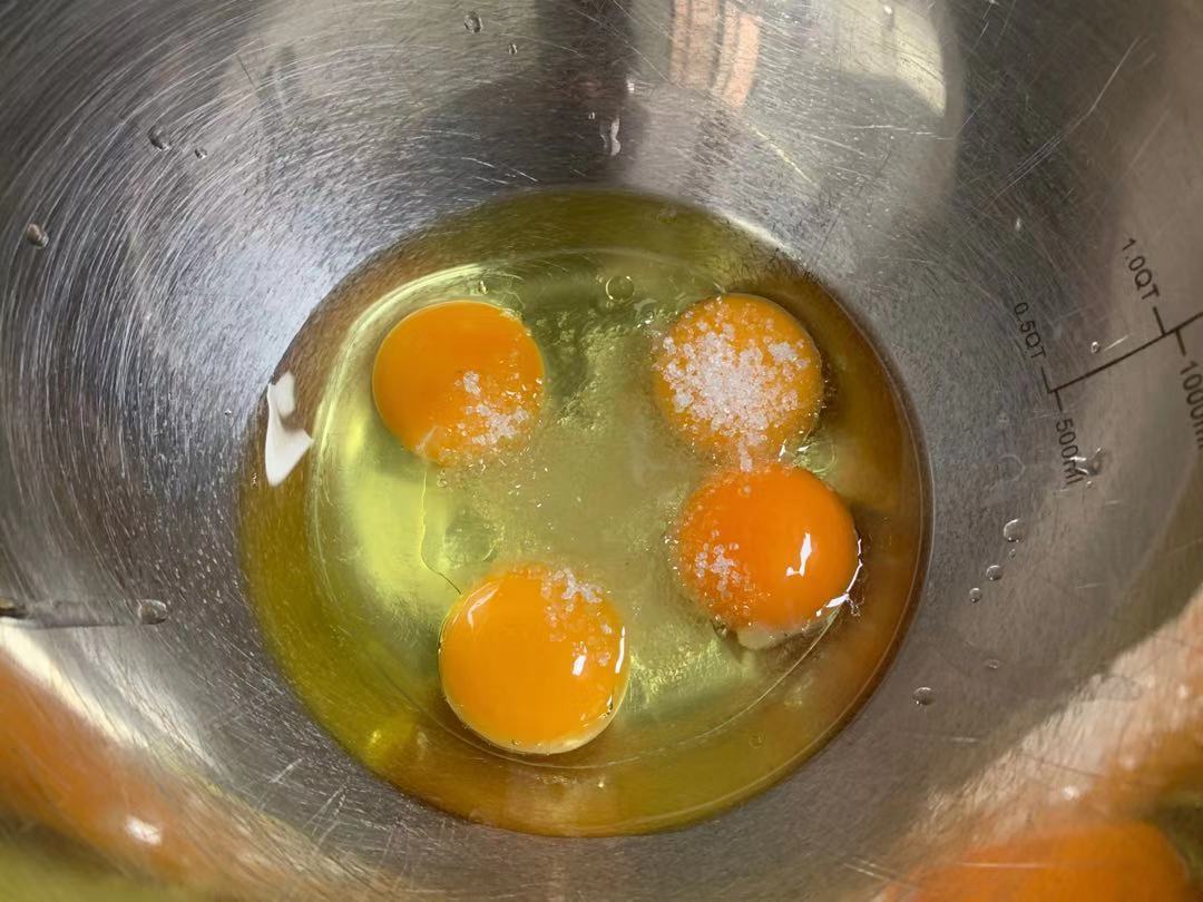 这蛋糕比肉松面包还好吃,奶香浓郁,细腻香软,咬一口还爆浆