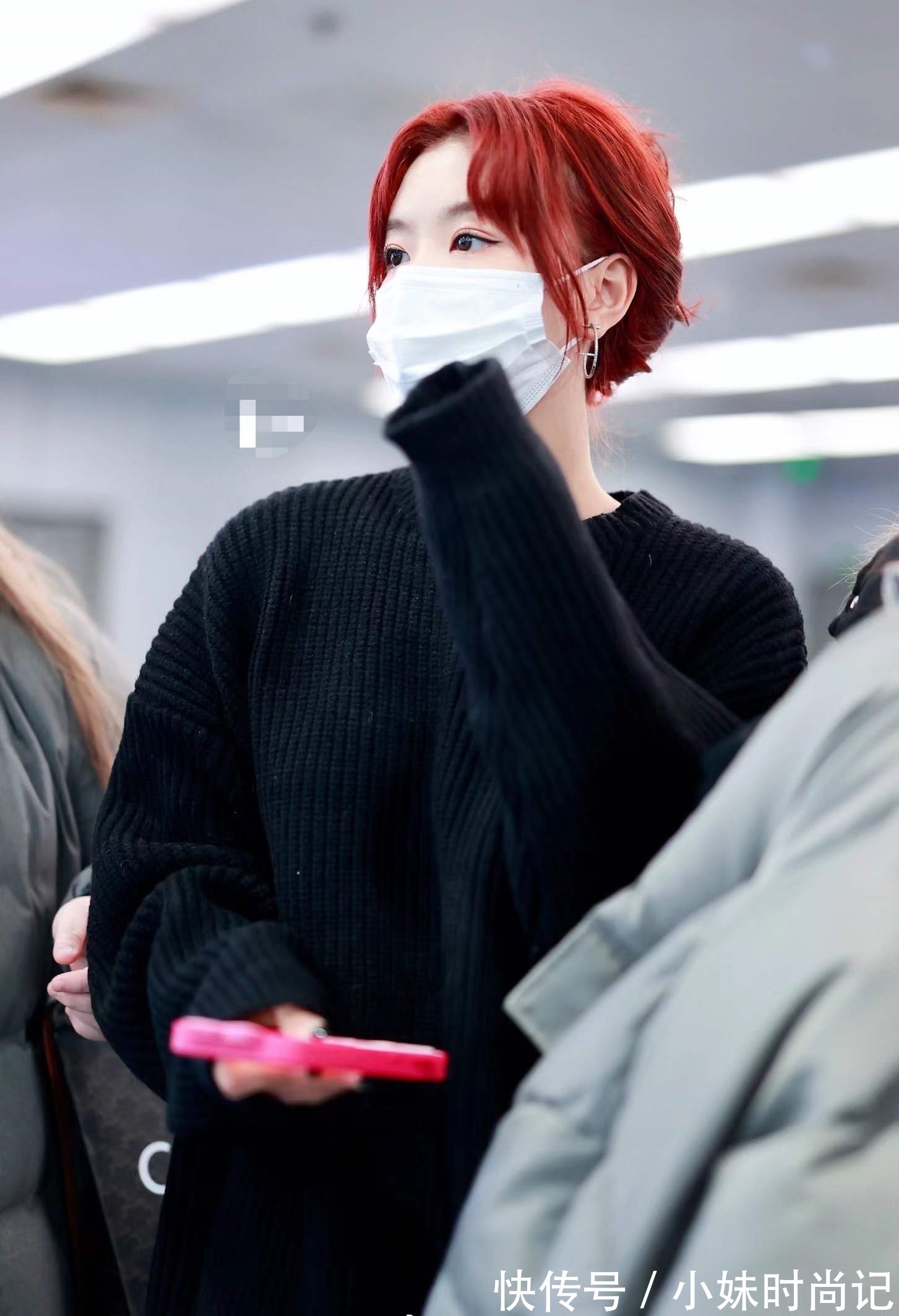 安利|孔雪儿真刚,上身棉服针织衣过冬,下身短裙露腿过夏,看着都冻人