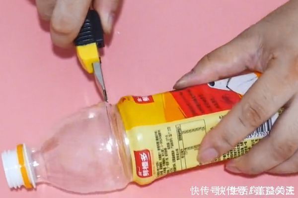 扫把上粘个塑料瓶,放在阳台省钱又实用,解决了家家户户大难题!