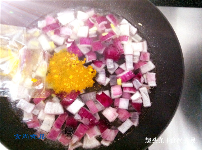 此菜女性最爱，香辣开胃，满满的胶原蛋白，减少鱼尾纹，显年轻