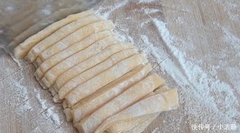 沙琪玛|1碗面粉2个鸡蛋,2分钟教你做沙琪玛,香甜松软,比买的还好吃